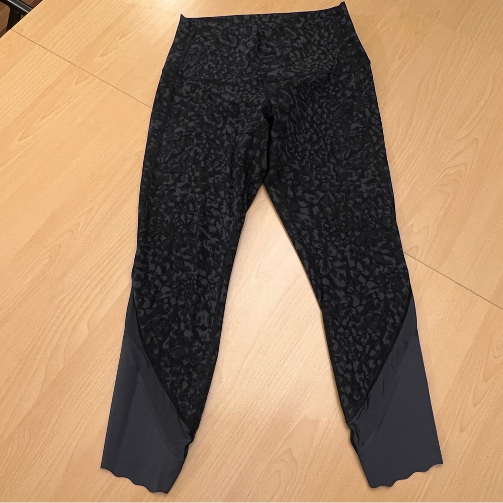 Lululemon Wunder Under Crop High-Rise Scallop Full-On Luxtreme 23" Size 8 - Picture 2 of 7